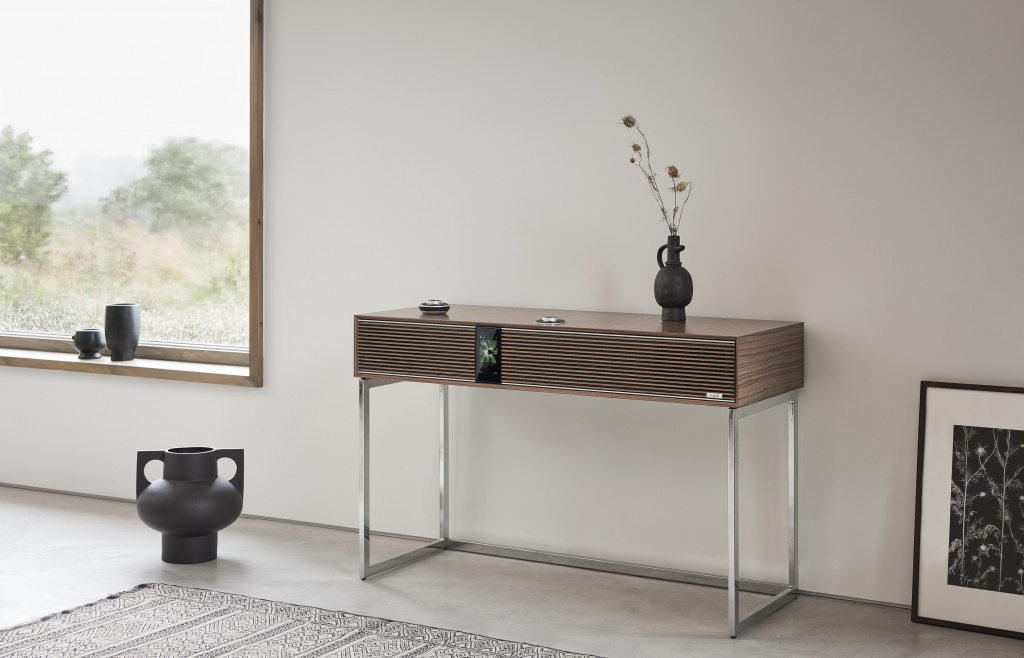 R810-walnut-veneer-lifestyle-05.jpg