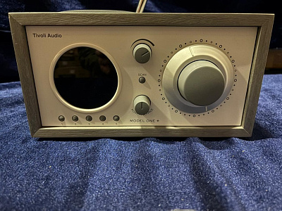 Радиоприемник с часами Tivoli Model One+ Цвет: Серый/Белый [Grey/White]